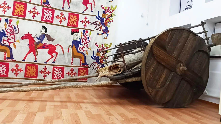 Биік арбаның Есік мұражайындағы нұсқасы Биік арбаның Есік мұражайындағы нұсқасы