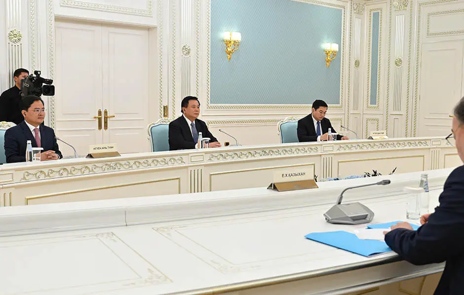 Қасым-Жомарт Тоқаев пен Вьетнам Коммунистік партиясы Орталық комитеті Саяси бюросының мүшесі Нгуен Суан Тханг Қасым-Жомарт Тоқаев пен Вьетнам Коммунистік партиясы Орталық комитеті Саяси бюросының мүшесі Нгуен Суан Тханг